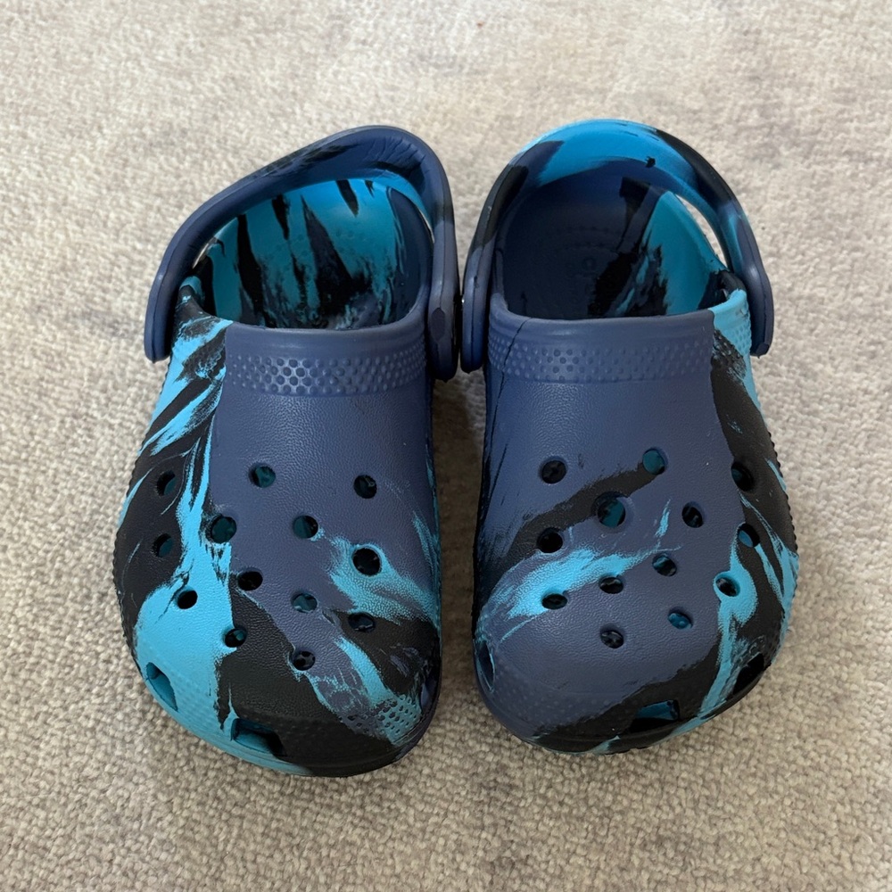 CROCS Kids Blue and Black marble size 9